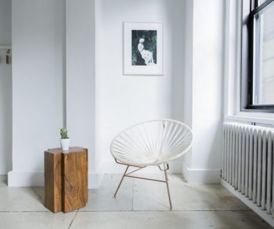wnętrze nowoczesne, krzesło, stolik, drewno, biel, szarość