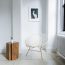 wnętrze nowoczesne, krzesło, stolik, drewno, biel, szarość