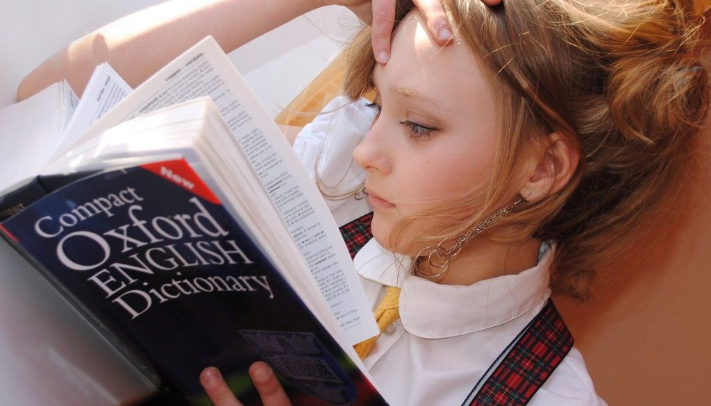 młoda kobieta, dziewczyna, książka do nauki, język angielski