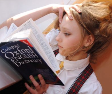 młoda kobieta, dziewczyna, książka do nauki, język angielski