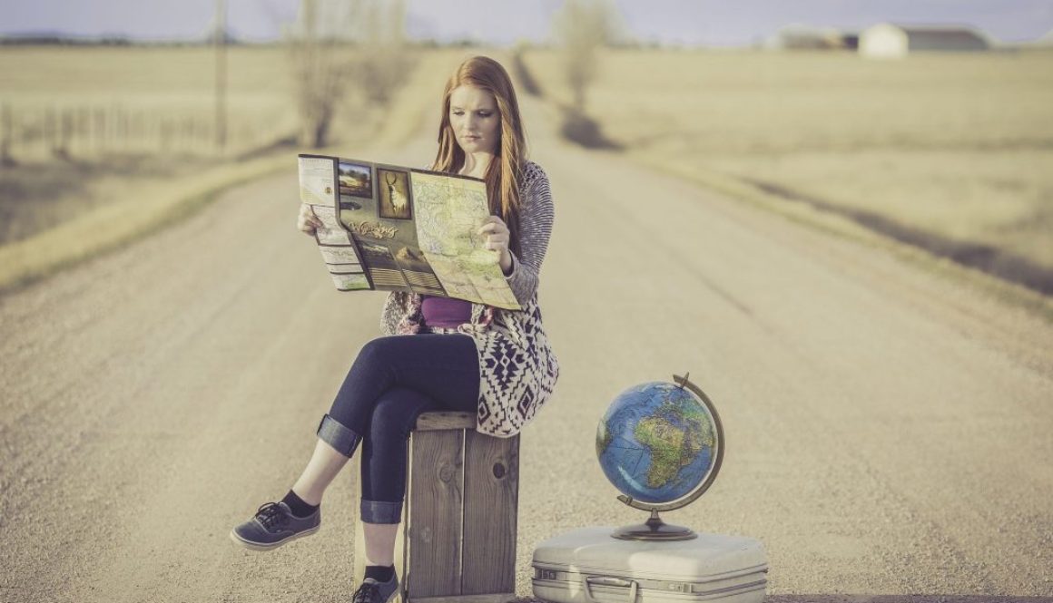 podróżniczka, wycieczka, dziewczyna, walizka, globus, droga, pustynia, mapa